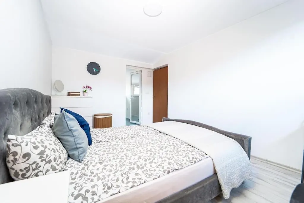 Central Apartment 2Bd Next To Vitosha Bul. Sofia 0*,
