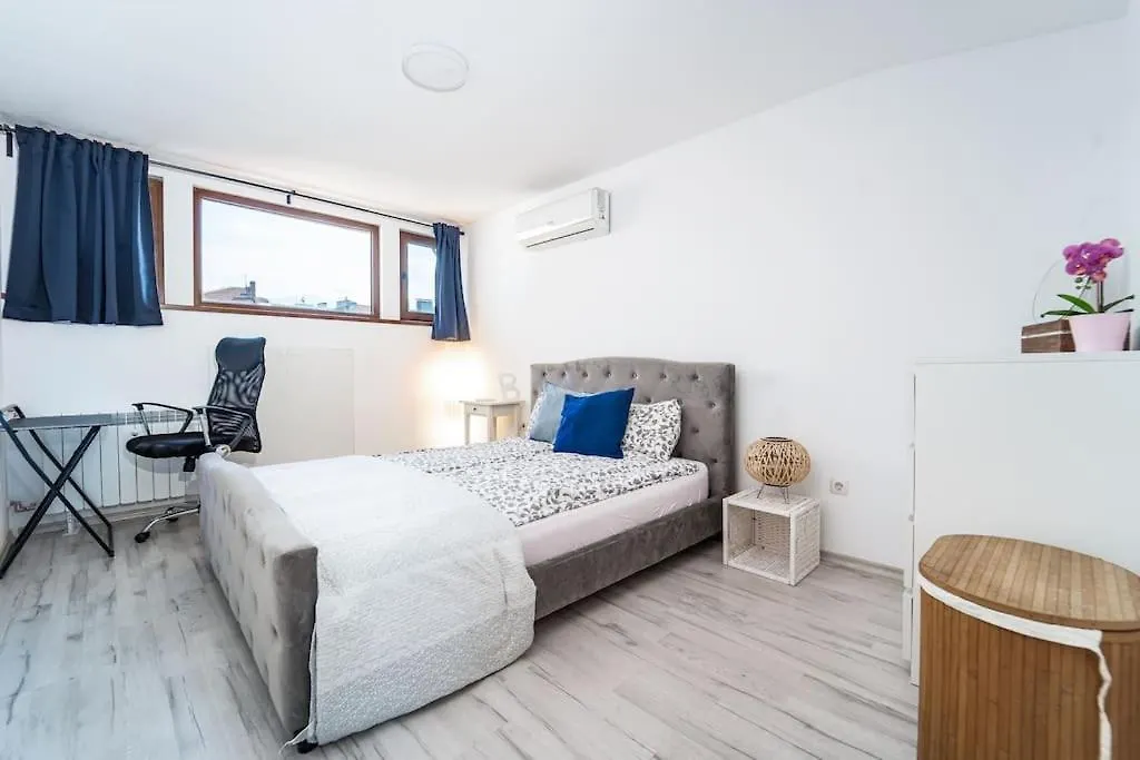 Central Apartment 2Bd Next To Vitosha Bul. Sofia 0*,